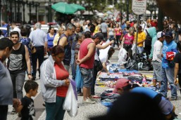 A desvantagem de comprar na rua é que se precisar trocar, não tem jeito (Foto: Felipe Rosa).