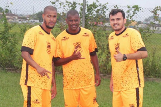 Volante Luiz Camargo (centro) é um dos jogadores mais conhecidos do elenco, com passagem por Paraná e J. Malucelli. Foto: Divulgação/Rio Branco