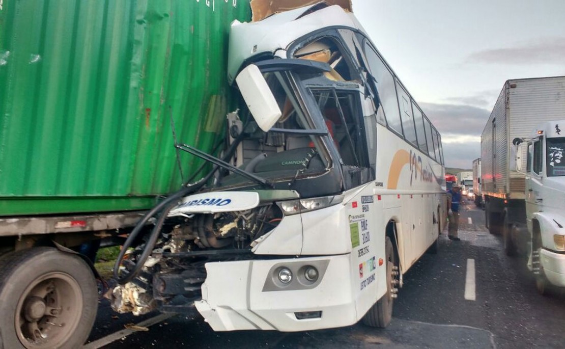 ônibus atingiu o caminhão na traseira. Motorista conseguiu desviar parcialmente do caminhão. Foto: PRF.