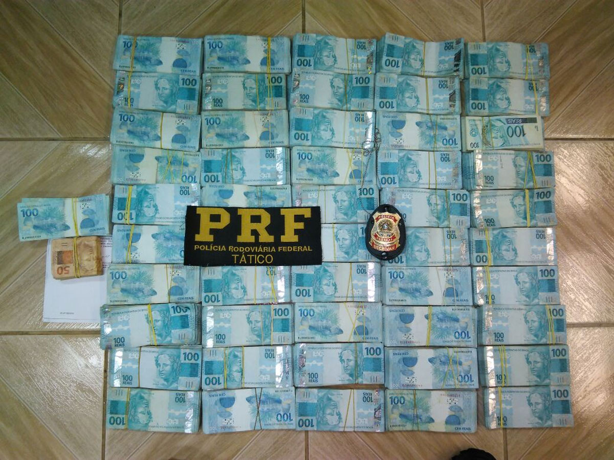 O dinheiro,  o Land Rover e os quatro ocupantes foram encaminhados para Polícia Federal de Cascavel. Foto: Divulgação/ PRF.