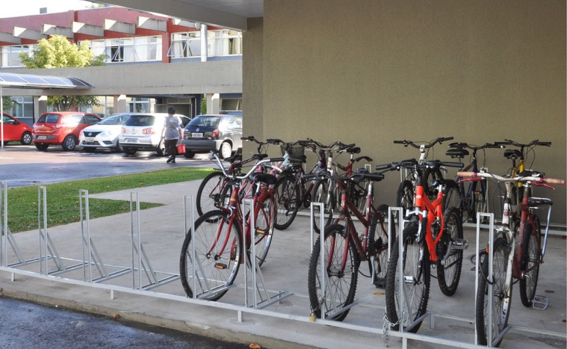 Detran instala bicicletário para motoristas em curso de 