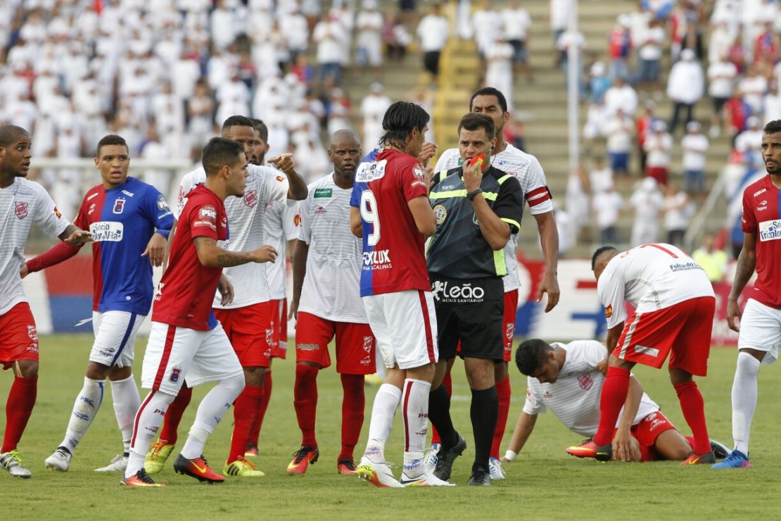 Jogo tenso entre Paraná Clube e Rio Branco.