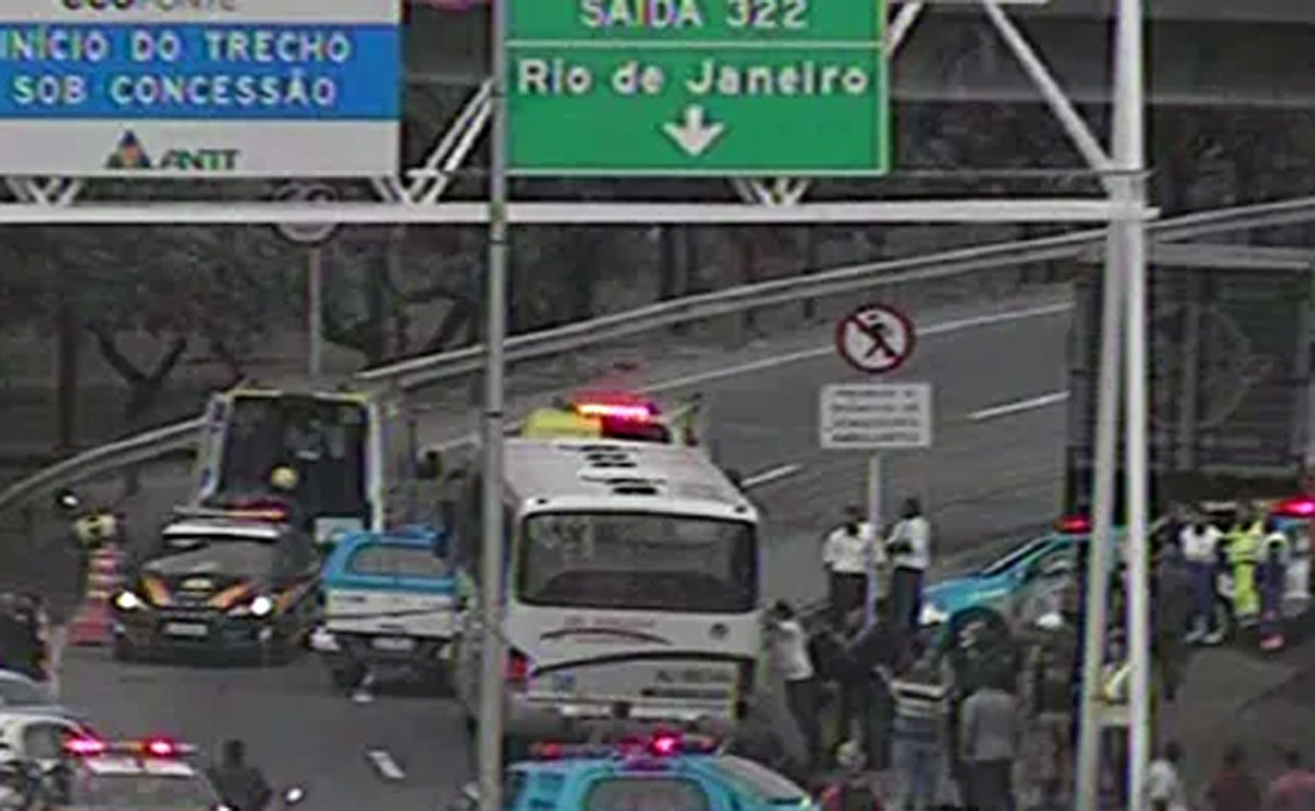 Ônibus é sequestrado no Rio de Janeiro. Foto: Reprodução.