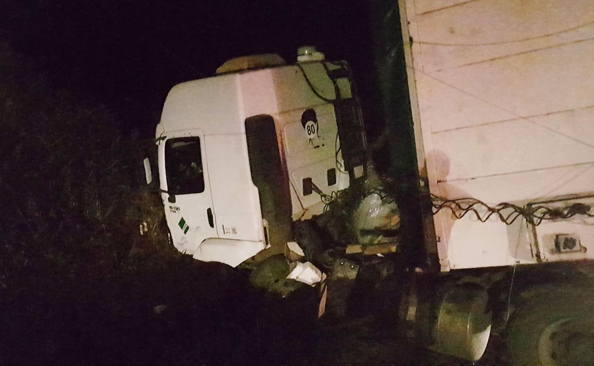 O motorista do caminhão, com placas de Contagem, em Minas Gerais, não se feriu. Foto: Divulgação/PRF.