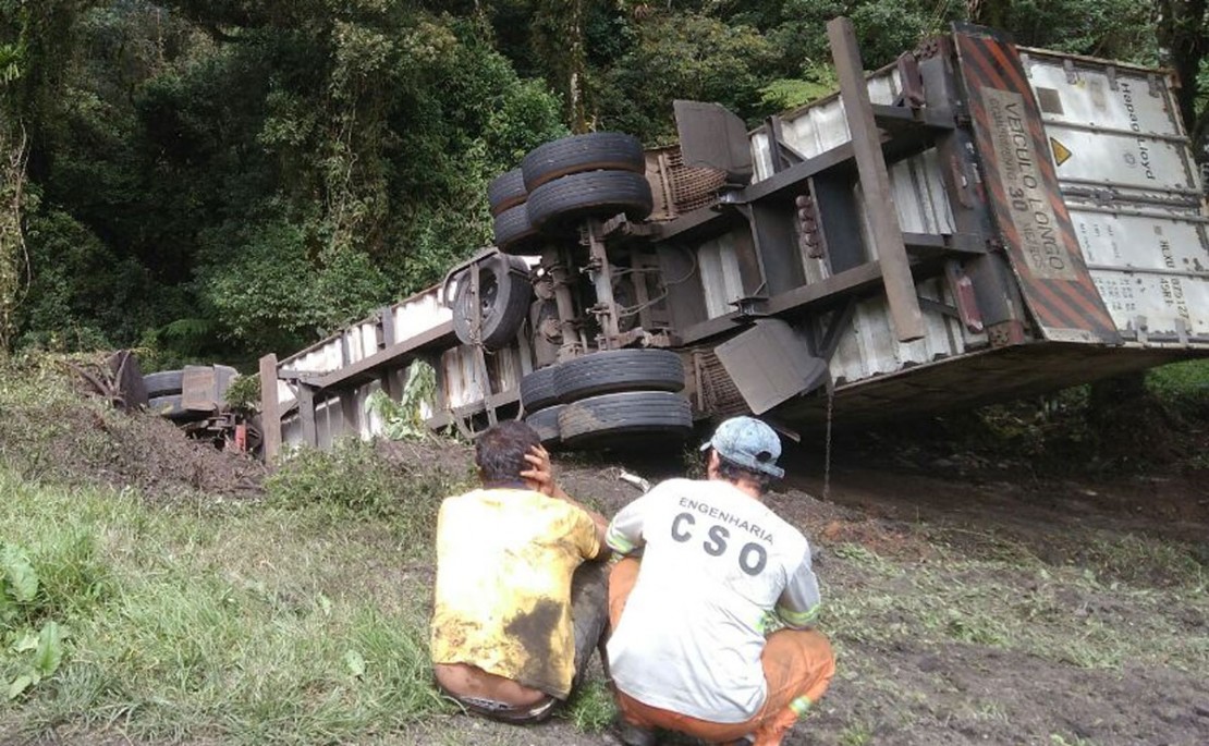 Mulher era passageira do veículo e não resistiu aos ferimentos. Foto: Divulgação/ PRF.