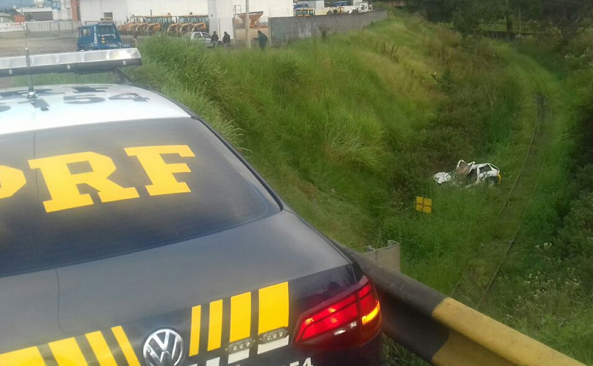 Homem morreu ao cair com o carro de um trecho da BR-476, em Araucária. Foto: Divulgação/PRF.