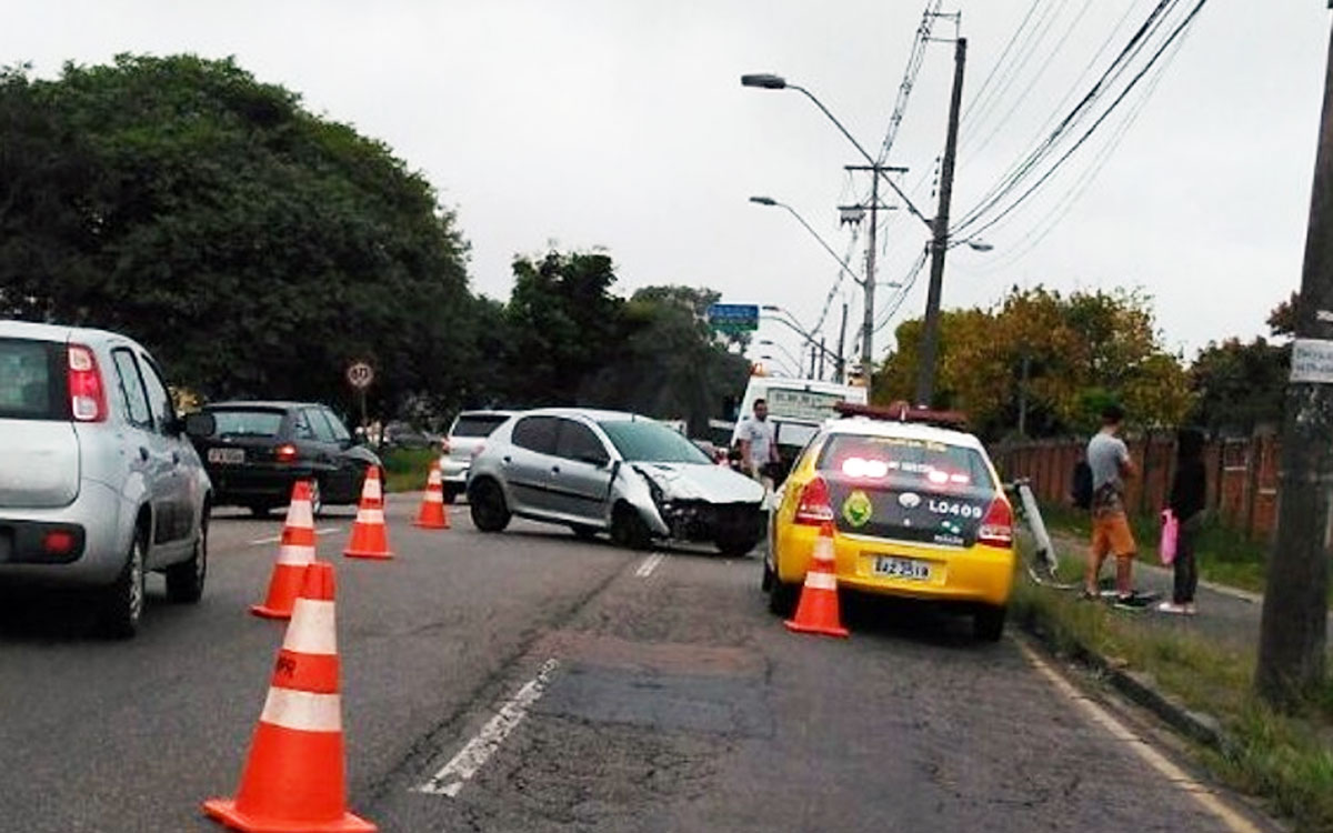 Veículo acidentado bateu contra um poste na Avenida Victor Ferreira do Amaral.