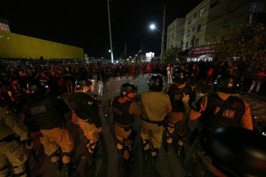 Torcida do Atlético entrou em confronto com a polícia na chegada da delegação do Flamengo. Foto: Marcelo Andrade