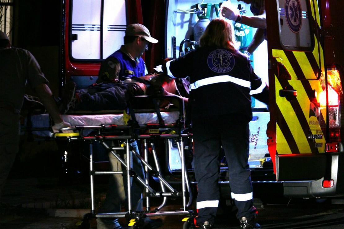 Um dos suspeitos morreu na ambulância, durante o resgate. O outro não teve o estado de saúde informado. Foto: Lineu Filho