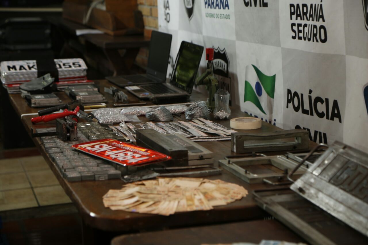 Na ação a polícia apreendeu três prensas, mais de 400 placas virgens e 750 matrizes alfanuméricas. Foto: Atila Alberti