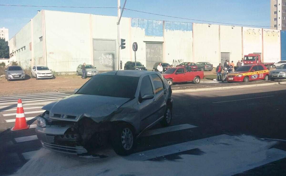 Sinaleiro recém instalado registra acidente em São José dos Pinhais. Foto: Colaboração/Leitor.