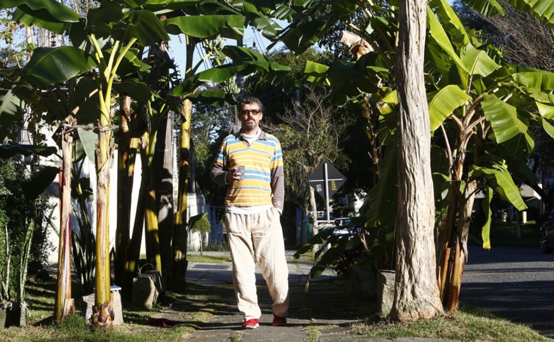 Vanderlei Lozano foi multado por cultivar bananeiras na calçada de casa. Foto: Aniele Nascimento.