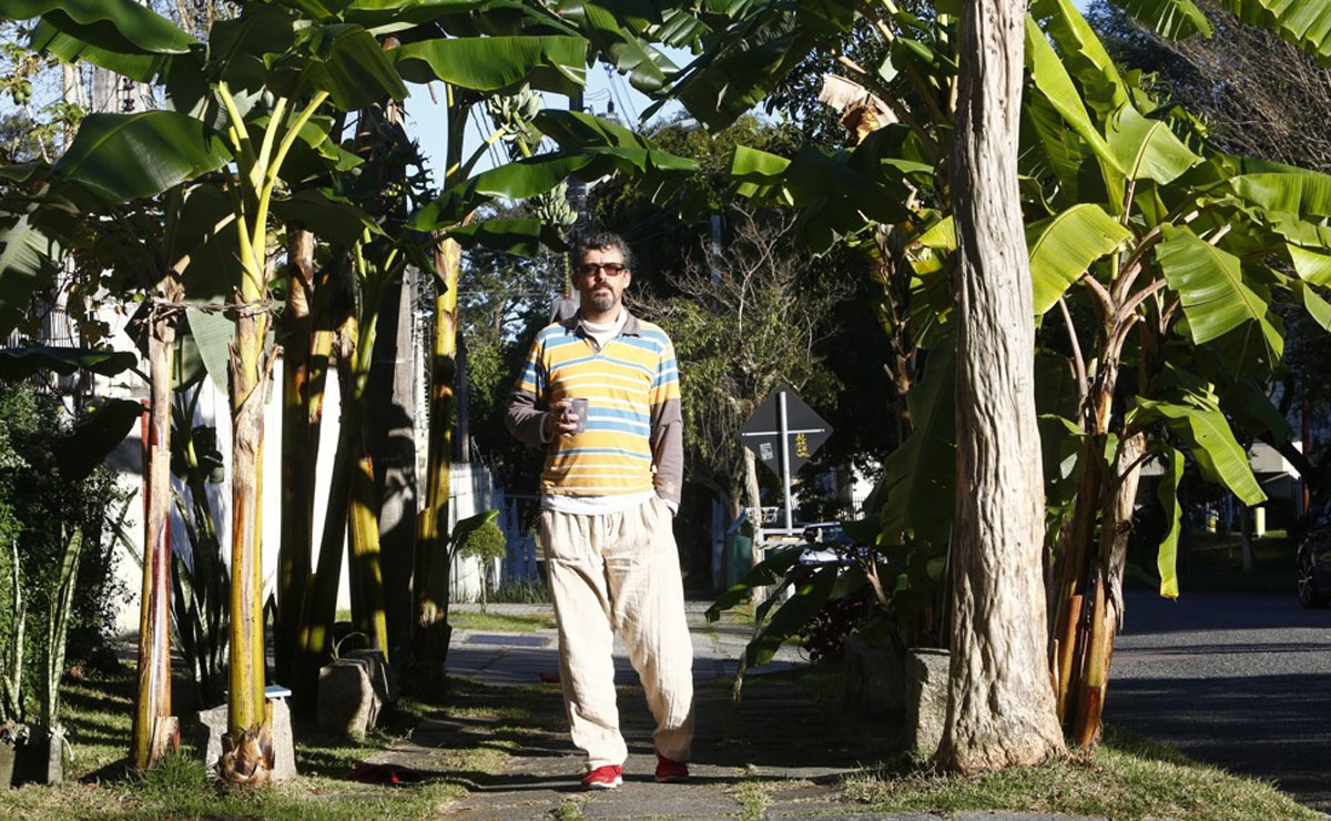 Vanderlei Lozano foi multado por cultivar bananeiras na calçada de casa. Foto: Aniele Nascimento.