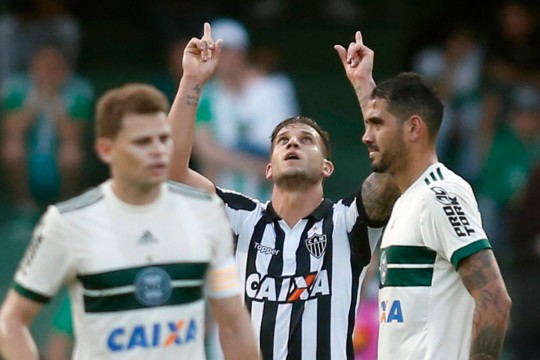 Rafael Moura marcou o segundo gol do Atlético-MG no Couto. Fotp: Albari Rosa