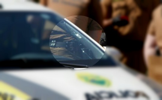 O vidro da viatura foi atingido por um dos disparos efetuados pelo trio. Foto: Gerson Klaina.