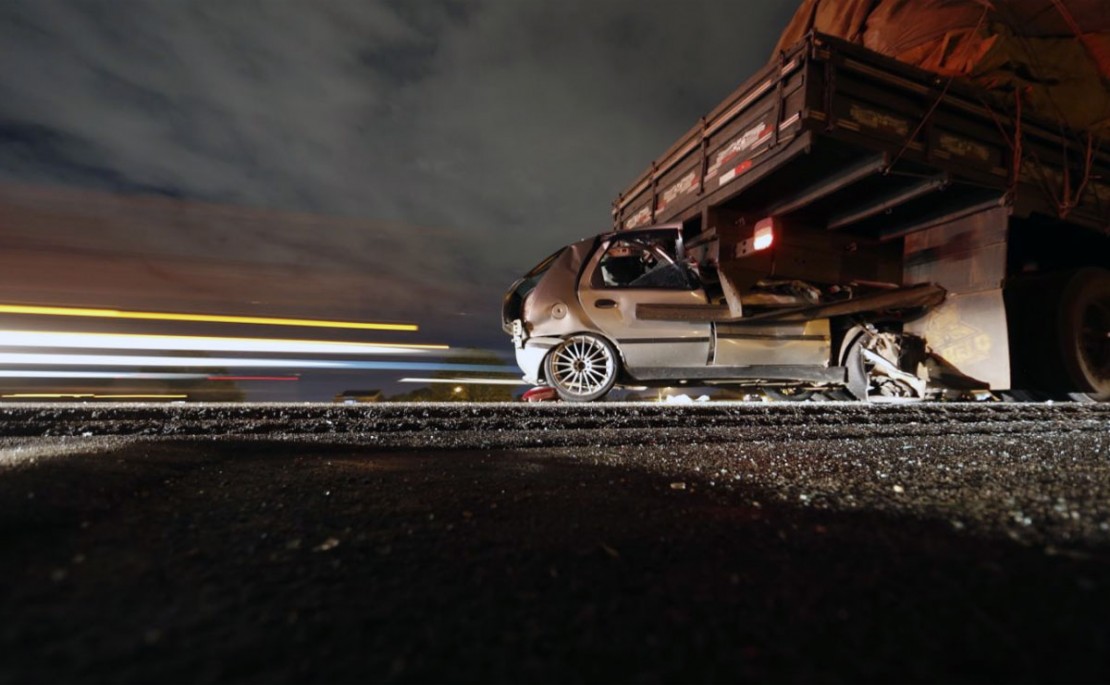 Carro acertou com violência a traseira do caminhão. Duas pessoas ficaram feridas. Foto: Lineu Filho.