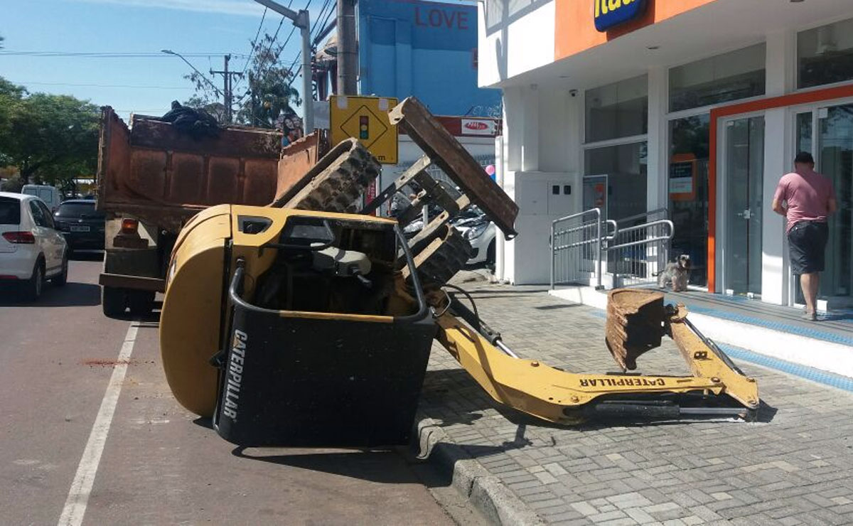 Trator acabou tombado ao lado da calçada no Boqueirão. Foto: Colaboração/Leitor.