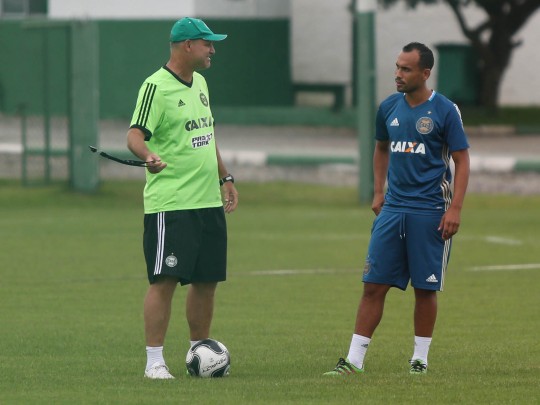Sandro Forner com Simião. O método do treinador vem sendo elogiado pelos jogadores. Foto: Divulgação/Coritiba FC
