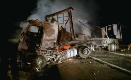 Caminhão transportava uma carga com bateria e ficou completamente destruído. Foto: Divulgação/PRF.