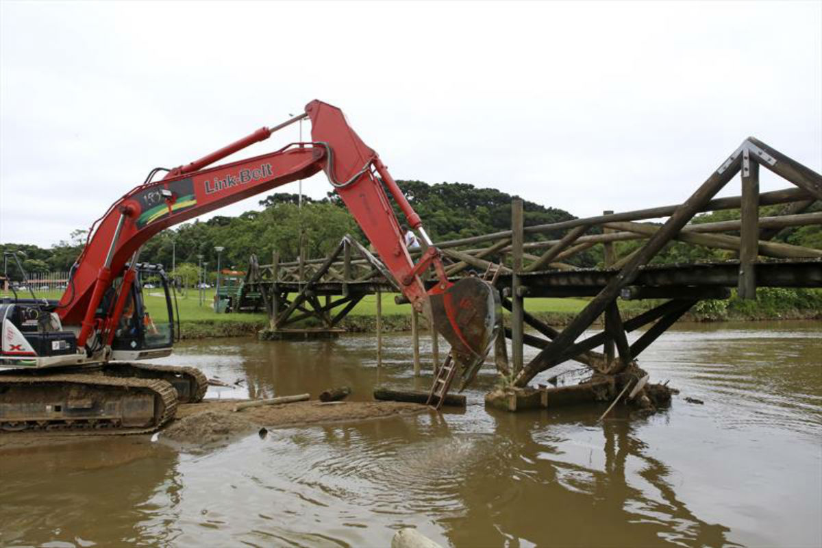 Ponte de madeira do Parque Barigui passou por reparos nesta segunda-feira. Foto: Cesar Brustolin / SMCS
