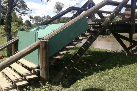 Ponte de madeira do Parque Barigui passou por reparos nesta segunda-feira. Foto: Cesar Brustolin / SMCS