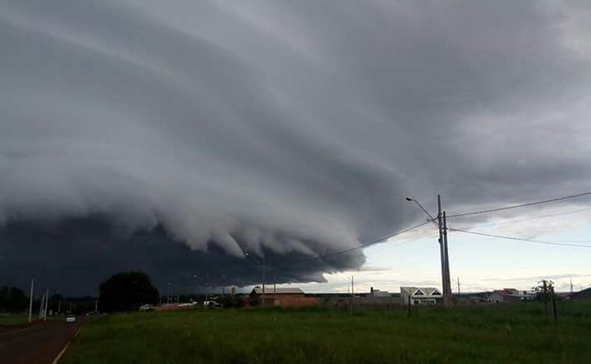 Tempo fechou em Guaíra, no oste do Paraná. Foto: Colaboração/João Jambersi .