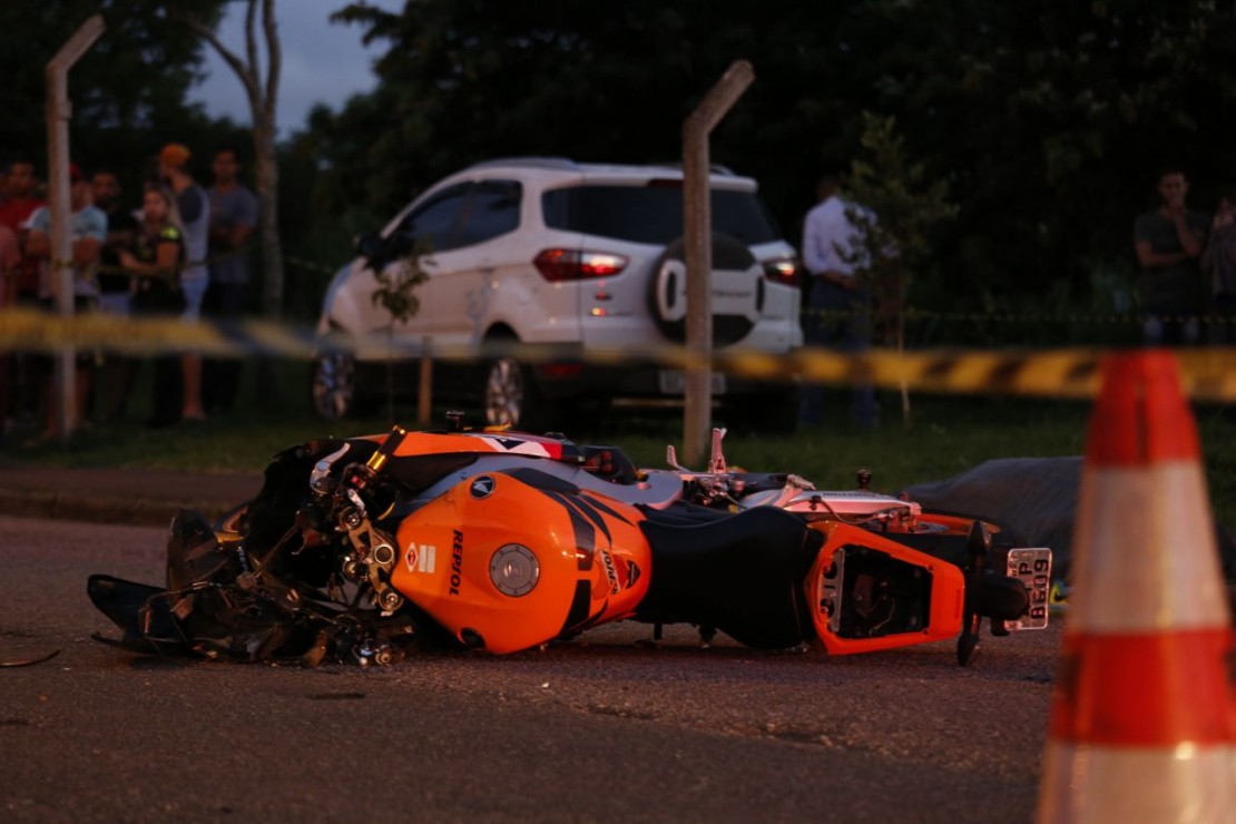 Moto de 1000 cilindradas ficou parcialmente destruída. Rapaz morreu na hora. Foto: Marco Charneski.