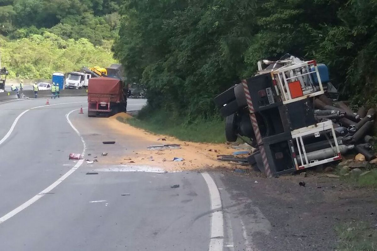 Caminhão carregado com cilindros de oxigênio tombou e fechou a pista que leva a Santa Catarina. Foto: Divulgação/PRF