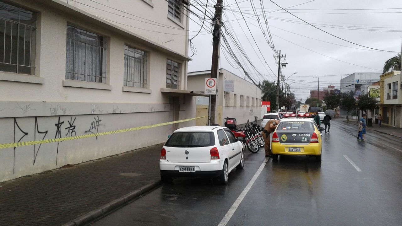 Morador dormia em uma marquise quando foi atingido pelos disparos. Foto: Gerson Klaina