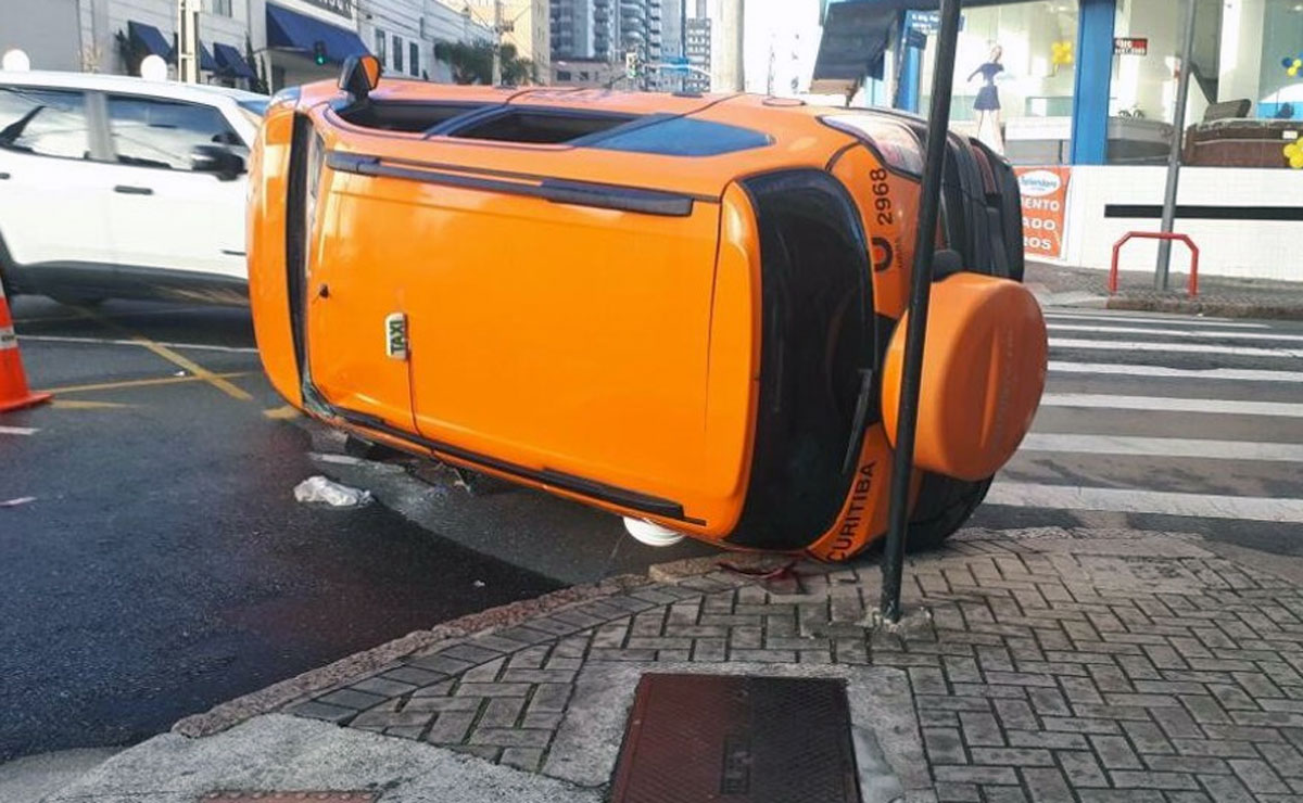 Táxi parou tombado na esquina da Brigadeiro FRanco com a Visconde de Guarapuava, no Centro de Curitiba. Foto: Angieli Maros/Gazeta do Povo.