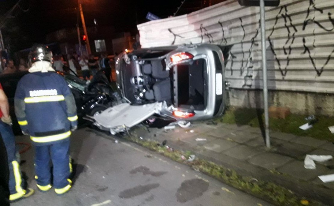 Com o impacto, o motorista do Punto perdeu o controle da direção e tombou. foto: Colaboração/RedeNews.