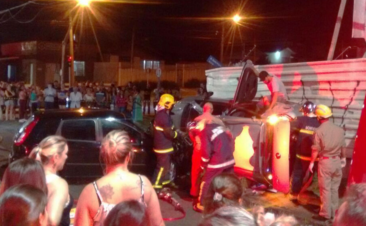 O carro rodou e só parou ao colidir contra uma estrutura de tapume de ferro da Rua Francisco Raitani. Foto: Colaboração/RedeNews.