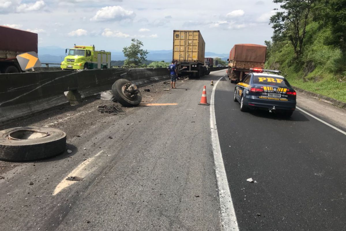 Após batida, caminhão espalhou peças pela pista. Foto: Divulgação/PRF