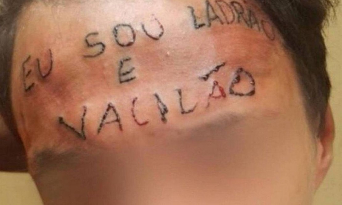 Homem que teve a testa tatuada foi preso novamente. Foto: Reprodução/Youtube