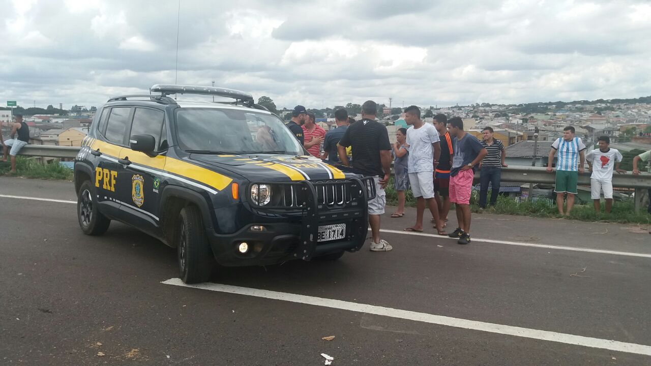 O tráfego foi bloqueado nos dois sentidos da rodovia na altura do quilômetro 597. Foto: Divulgação/ PRF