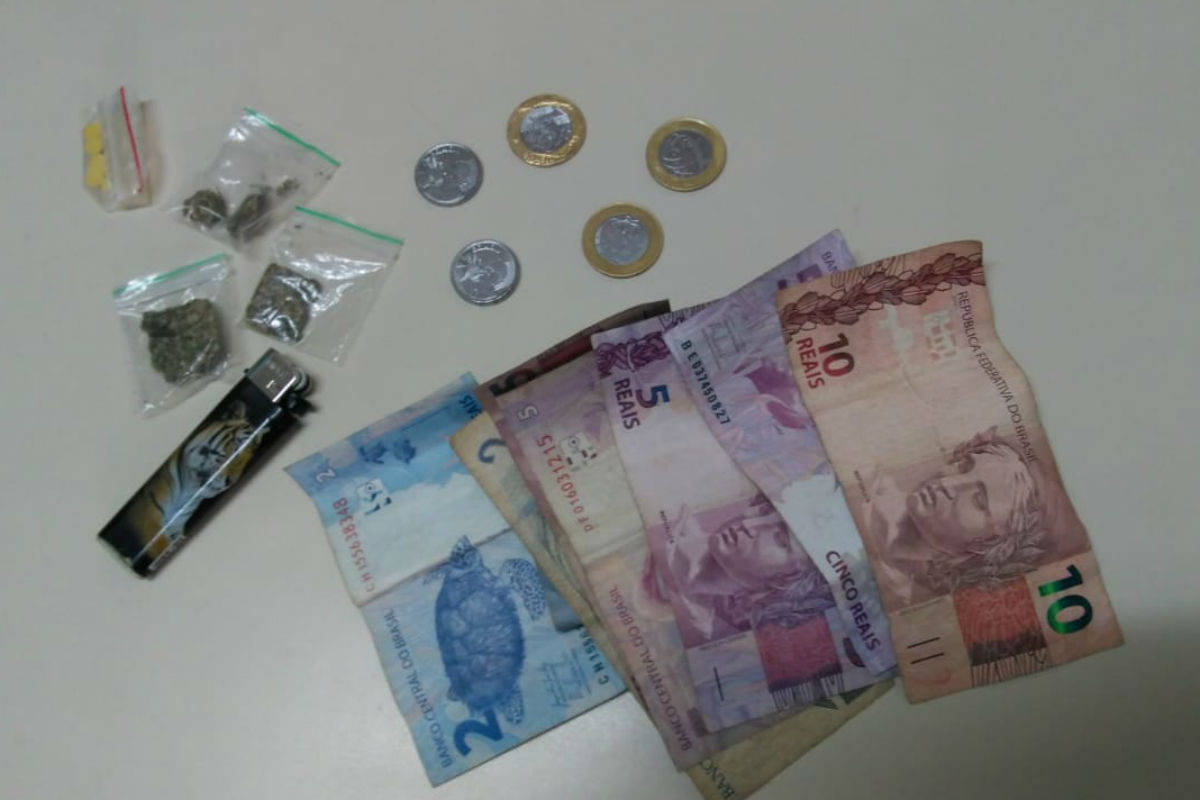 Drogas e dinheiro encontrado com o jovem. Foto: Divulgação/Polícia Civil