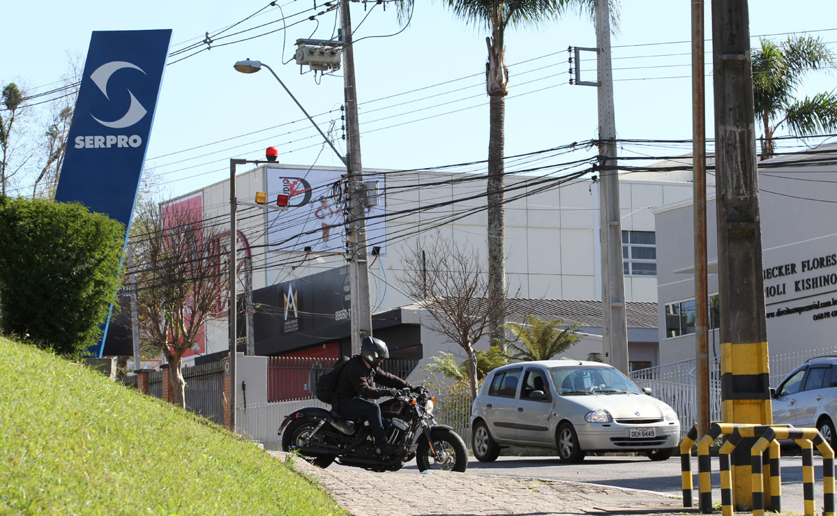 Funcionários da Serpro já perderam as contas de quantos acidentes no acesso ao pátio da empresa. Foto: Gerson Klaina.