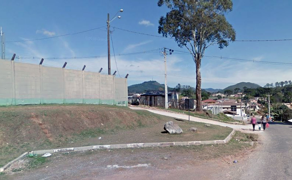 A situação aconteceu na localidade chamada Vila São Pedro, perto de um campo de futebol. Foto: Reprodução/Google.