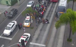 Acidente ocorreu na canaleta utilizada pelos veículos do transporte coletivo de Curitiba. O motorista disse que não teve tempo de evitar o atropelamento. Foto: Reprodução/URBS.