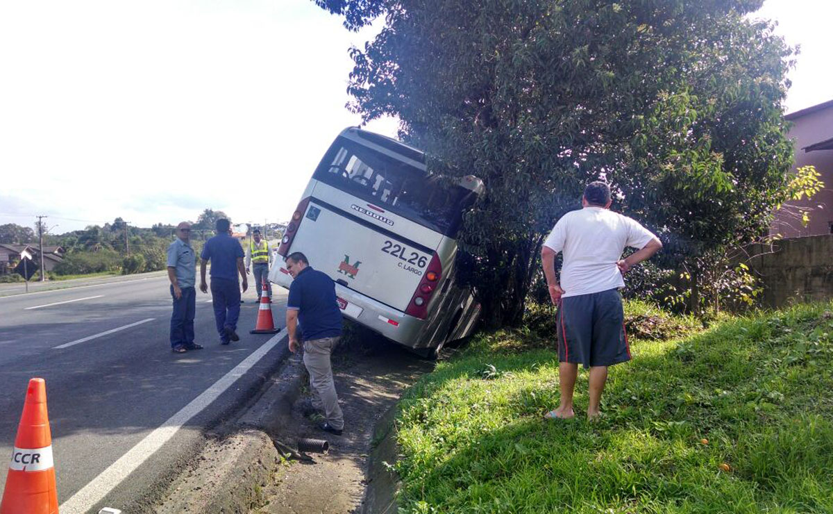 Muita gente estava dentro do ônibus quando o acidente aconteceu. Foto: Reprodução/Whatsapp