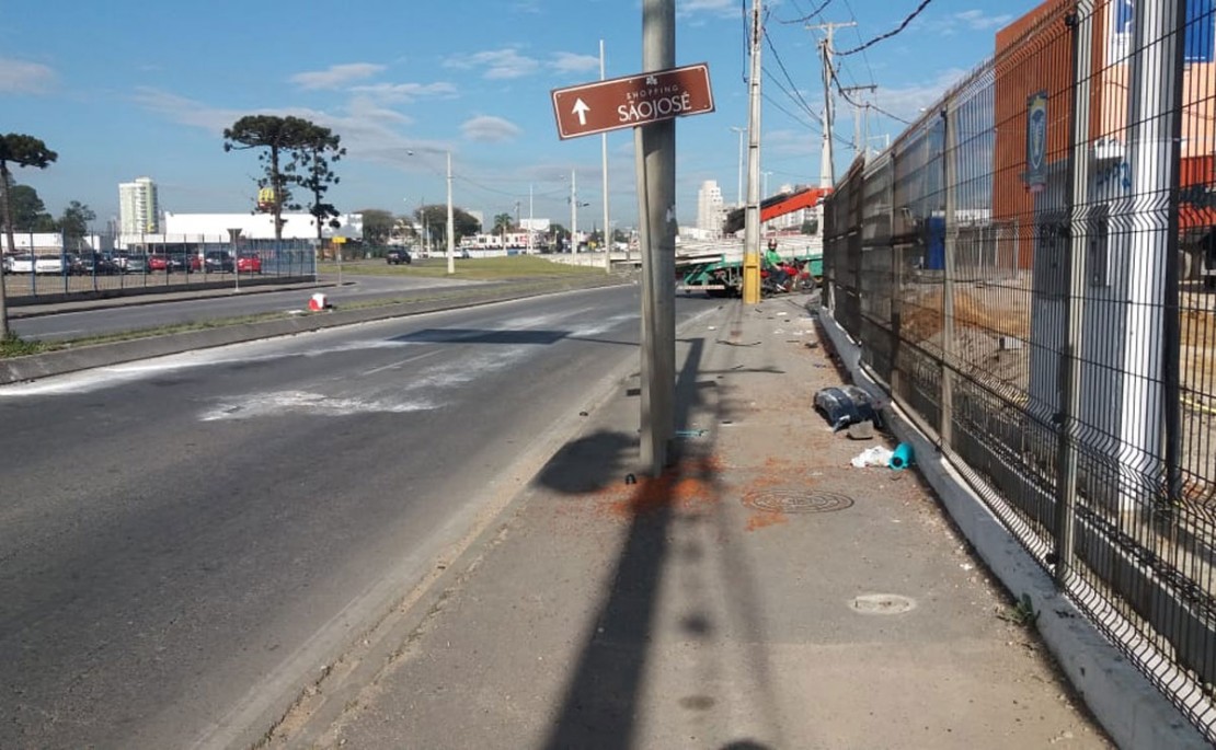 Destroços do carro s marcas na pista nesta manhã confirmaram a violência do acidente. Foto: Colaboração/Leitor.