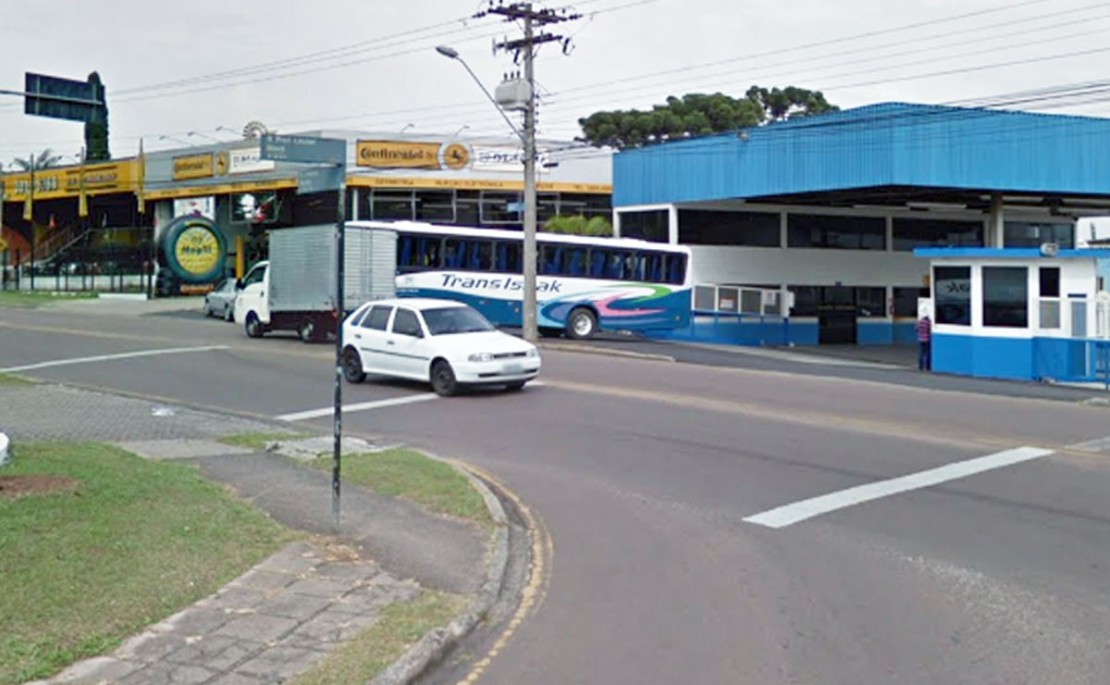 O acidente aconteceu na Rua Francisco Derosso, próximo à esquina com a Rua Professor Leonel Moro. Foto: Reprodução/Google.