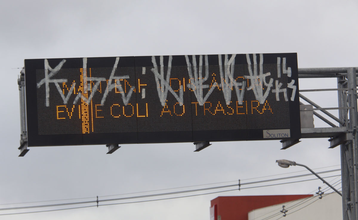 Painéis de trânsito custaram R$ 9,5 milhões aos cofres públicos. Aqueles que ainda funcionam, estão sem manutenção. Foto: Átila Alberti.