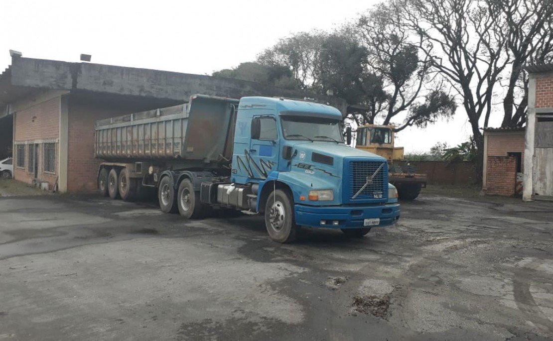 Caminhão foi roubado pelos marginais após uma ação inusitada em uma pedreira de Curitiba. Foto: Arquivo Pessoal.