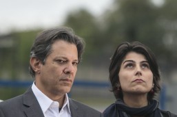 Fernando Haddad, agora oficialmente candidato ao Planalto, com Manuela D'Ávila, sua vice. Foto: Marcelo Andrade/Arquivo/Gazeta do Povo