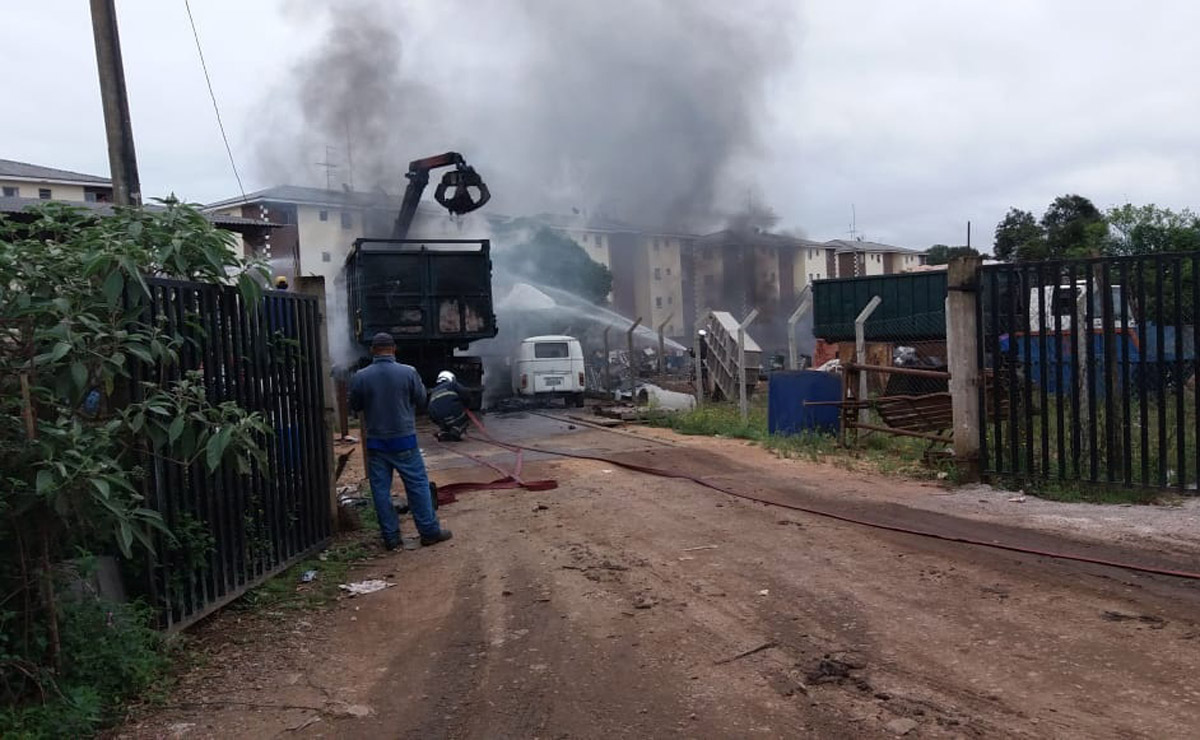 Incêndio em caminhão no bairro Ouro Fino, em São José dos Pinhais.