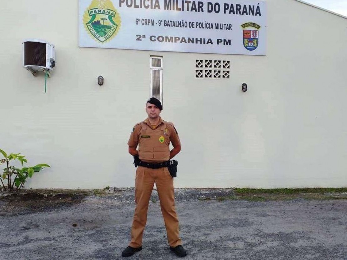 Soldado da PM atendeu ligação desesperada de pais e sua orientação ajudou a salvar a vida de um bebê recém-nascido. Foto: Divulgação/PM