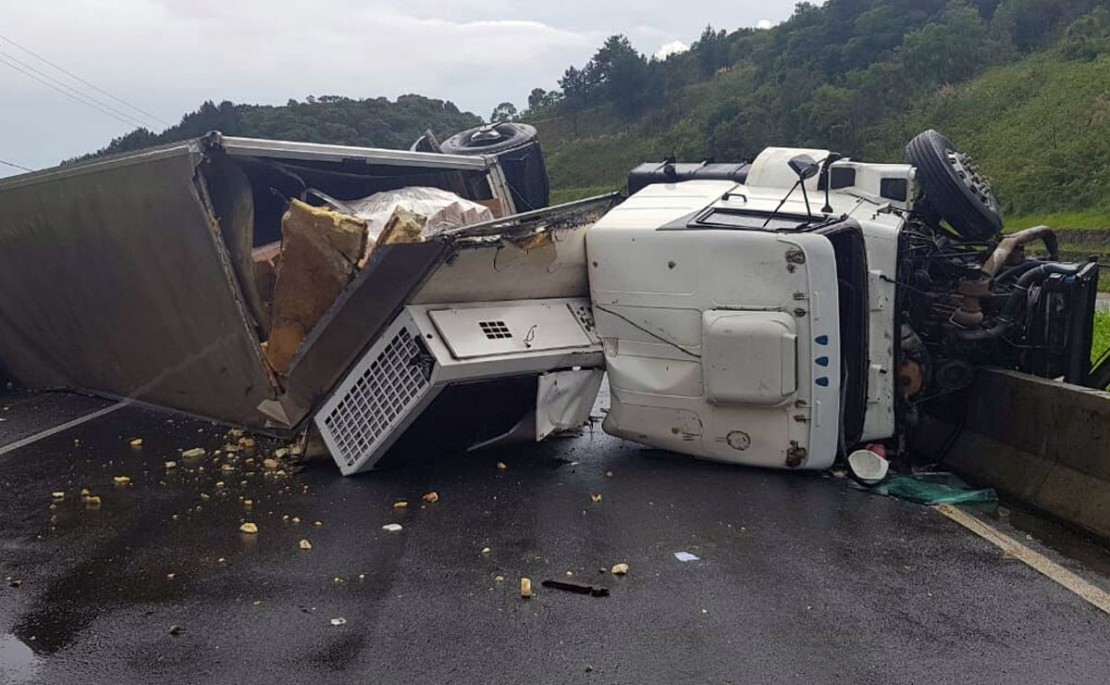 Caminhão tombou na pista sentido Curitiba da BR-116. Foto: Divulgação/Polícia Rodoviária Federal