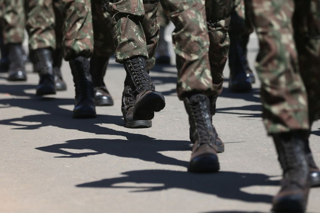 Senado prop e alistamento militar para as mulheres aos 18 anos no