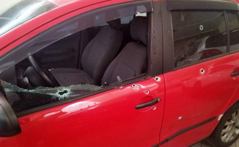 Carro ficou com as marcas do assassinato brutal no Fazendinha. Foto: Gerson Klaina/Tribuna do ParanÃ¡.